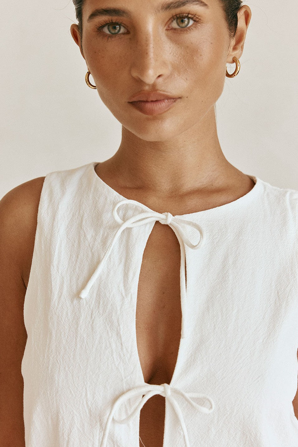 White mini dress with a side split, detail view